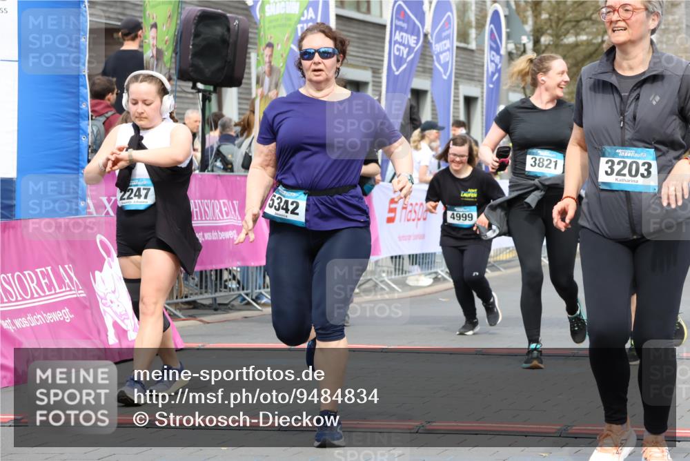 12.04.2026 - 45. Internationalen Wilhelmsburger Insellauf Strokosch-Dieckow http://msf.ph/oto/9484834 12.04.2026 13:20:56 Ziel 3236, 4718, 2247, 3203, 5342, 3822, 3821, 4999, 4803, 2224, 4223, 4224 meine-sportfotos.de