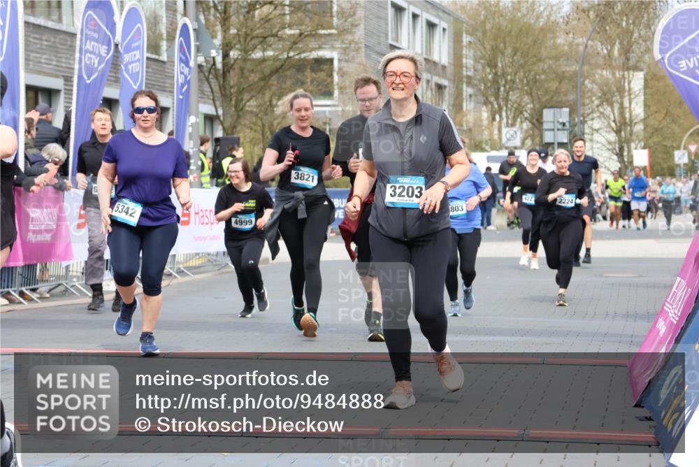 12.04.2026 - 45. Internationalen Wilhelmsburger Insellauf Strokosch-Dieckow http://msf.ph/oto/9484888 12.04.2026 13:20:55 Ziel 3236, 4718, 2247, 3203, 5342, 3822, 3821, 4999, 4803, 2224, 4223 meine-sportfotos.de