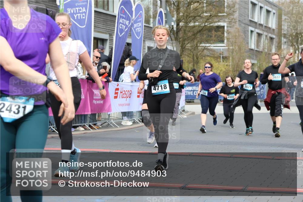 12.04.2026 - 45. Internationalen Wilhelmsburger Insellauf Strokosch-Dieckow http://msf.ph/oto/9484903 12.04.2026 13:20:53 Ziel 3236, 4718, 2247, 3203, 5342, 3822, 3821, 4999 meine-sportfotos.de