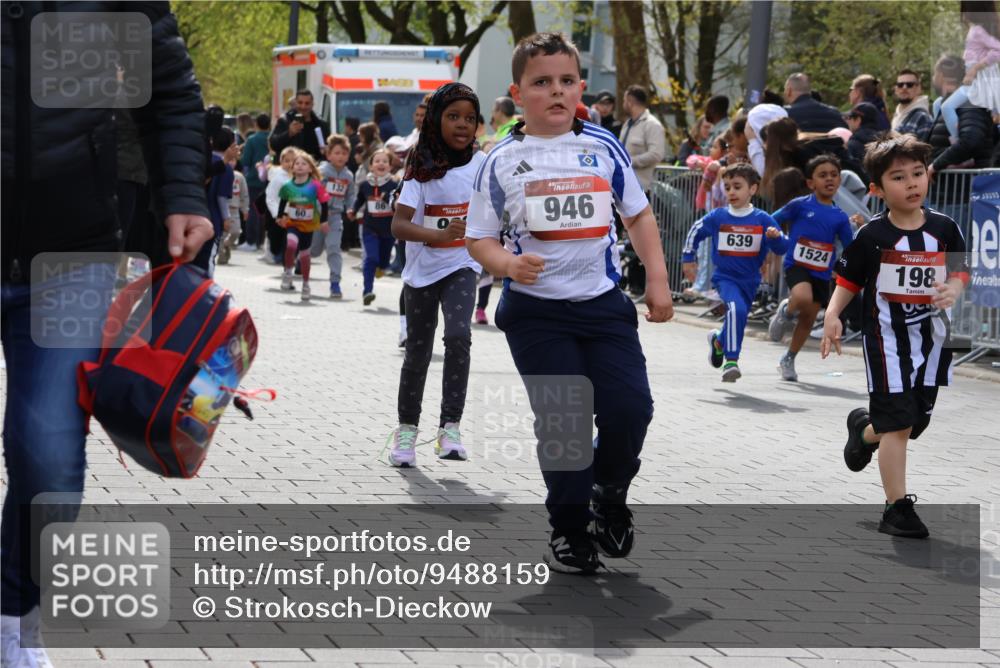 12.04.2026 - 45. Internationalen Wilhelmsburger Insellauf Strokosch-Dieckow http://msf.ph/oto/9488159 12.04.2026 14:10:09 Ziel 207, 920, 770, 182, 19, 913, 181, 529, 942, 157, 1518, 192, 946, 738, 201, 189, 269, 1524, 961, 938, 198, 932, 639, 205, 153, 48, 86, 132, 417 meine-sportfotos.de