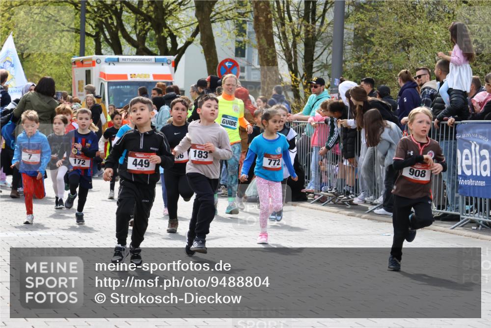 12.04.2026 - 45. Internationalen Wilhelmsburger Insellauf Strokosch-Dieckow http://msf.ph/oto/9488804 12.04.2026 14:09:42 Ziel 1059, 1516, 94, 921, 251, 945, 934, 212, 735, 190, 240, 1520, 206, 908, 776, 172, 183, 196, 449, 772, 7, 917, 284, 44, 200, 563 meine-sportfotos.de