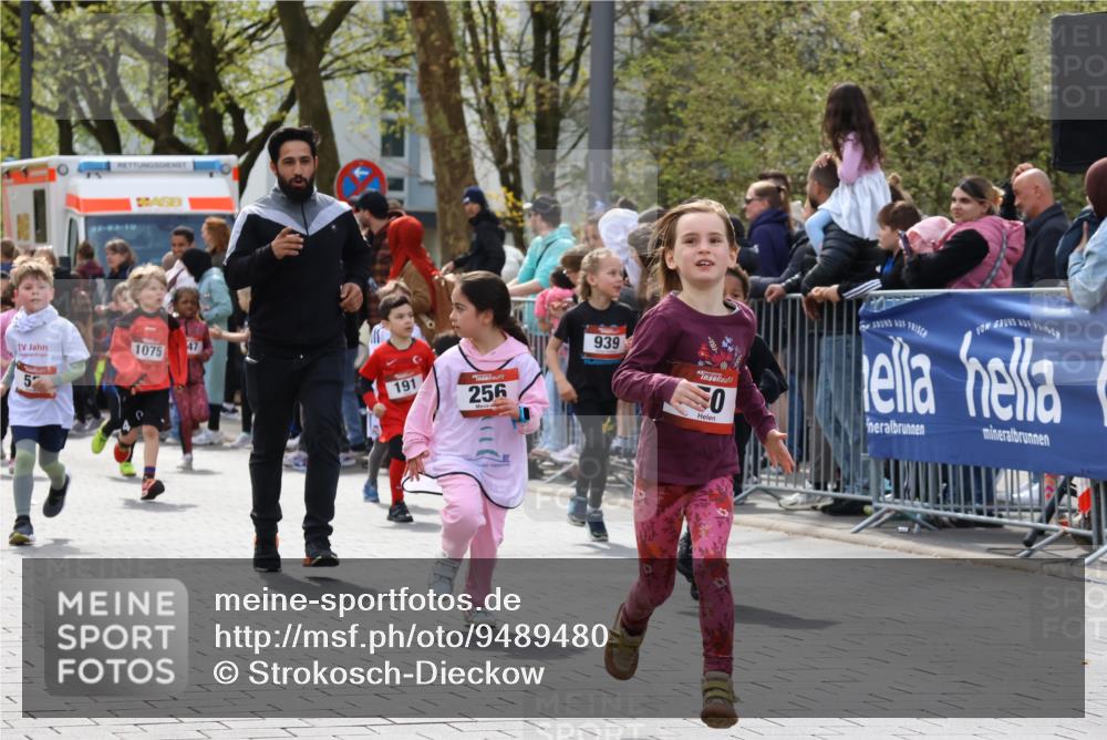 12.04.2026 - 45. Internationalen Wilhelmsburger Insellauf Strokosch-Dieckow http://msf.ph/oto/9489480 12.04.2026 14:09:02 Ziel 713, 547, 762, 281, 928, 953, 614, 235, 50, 256, 214, 939, 274, 191, 1075, 52, 247 meine-sportfotos.de