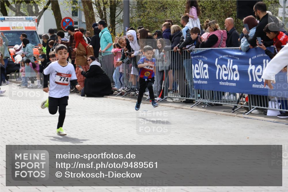 12.04.2026 - 45. Internationalen Wilhelmsburger Insellauf Strokosch-Dieckow http://msf.ph/oto/9489561 12.04.2026 14:08:42 Ziel 1057, 232, 749, 967, 774, 919, 754 meine-sportfotos.de
