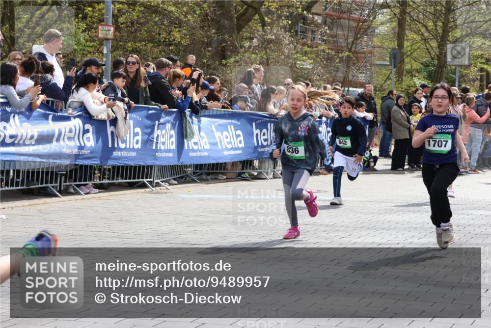 12.04.2026 - 45. Internationalen Wilhelmsburger Insellauf Strokosch-Dieckow http://msf.ph/oto/9489957 12.04.2026 14:35:07 Ziel 677, 69, 470, 1750, 163, 166, 836, 869, 415, 1707, 846, 842, 1703, 156, 659 meine-sportfotos.de