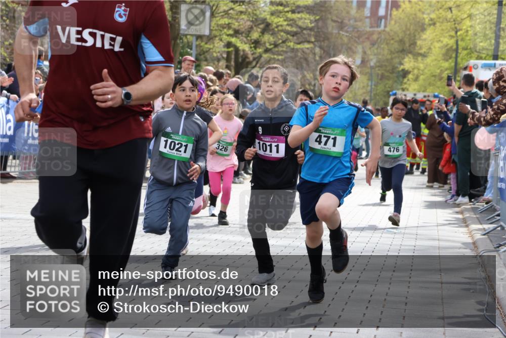 12.04.2026 - 45. Internationalen Wilhelmsburger Insellauf Strokosch-Dieckow http://msf.ph/oto/9490018 12.04.2026 14:34:50 Ziel 538, 40, 303, 993, 519, 999, 622, 471, 356, 47, 1021, 485, 489, 1016, 122, 476, 472, 575, 287, 326, 464, 1706, 346, 1726, 556, 840 meine-sportfotos.de