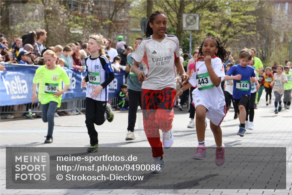 12.04.2026 - 45. Internationalen Wilhelmsburger Insellauf Strokosch-Dieckow http://msf.ph/oto/9490086 12.04.2026 14:34:35 Ziel 1712, 809, 27, 332, 305, 853, 28, 146, 841, 1076, 1711, 443, 291, 144, 995, 590, 436, 110, 524, 660, 843, 815, 423, 16, 837, 311 meine-sportfotos.de