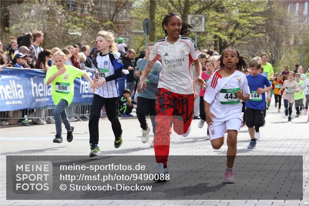 12.04.2026 - 45. Internationalen Wilhelmsburger Insellauf Strokosch-Dieckow http://msf.ph/oto/9490088 12.04.2026 14:34:35 Ziel 1712, 809, 27, 332, 305, 853, 28, 146, 841, 1076, 1711, 443, 291, 144, 995, 590, 436, 110, 524, 660, 843, 815, 423, 16, 837, 311 meine-sportfotos.de