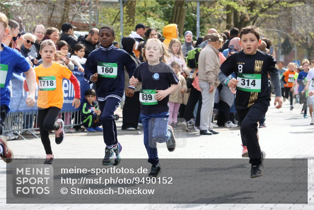 12.04.2026 - 45. Internationalen Wilhelmsburger Insellauf Strokosch-Dieckow http://msf.ph/oto/9490152 12.04.2026 14:34:20 Ziel 1014, 1731, 1722, 32, 33, 104, 314, 1718, 160, 483, 839, 1713, 1723, 1730 meine-sportfotos.de