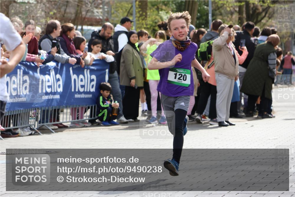 12.04.2026 - 45. Internationalen Wilhelmsburger Insellauf Strokosch-Dieckow http://msf.ph/oto/9490238 12.04.2026 14:33:57 Ziel 1704, 669, 290, 120, 1065, 89, 5, 59 meine-sportfotos.de
