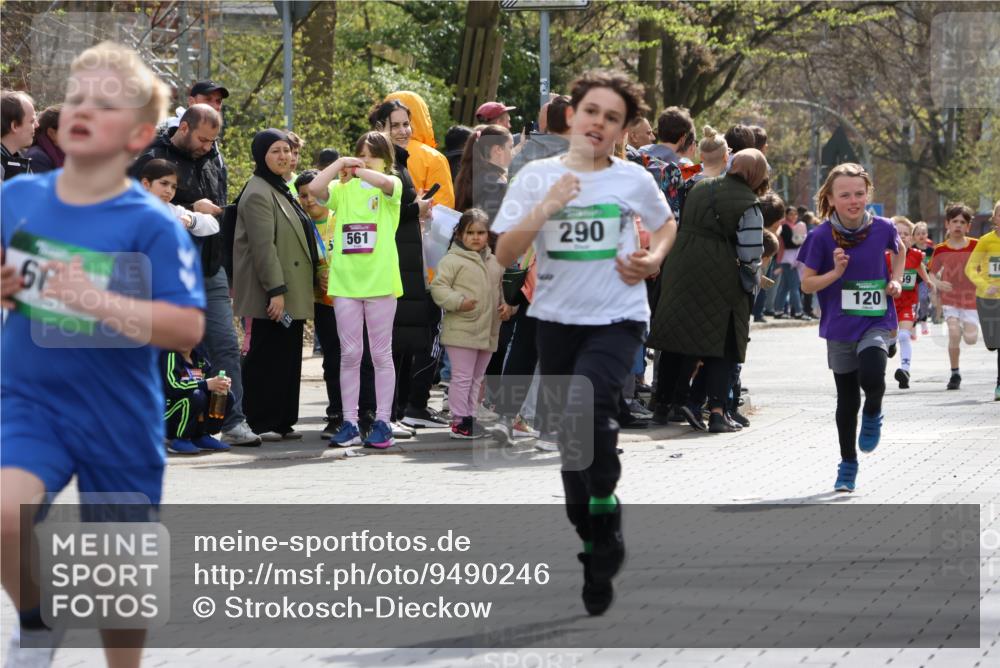 12.04.2026 - 45. Internationalen Wilhelmsburger Insellauf Strokosch-Dieckow http://msf.ph/oto/9490246 12.04.2026 14:33:54 Ziel 1716, 1704, 669, 290, 120 meine-sportfotos.de