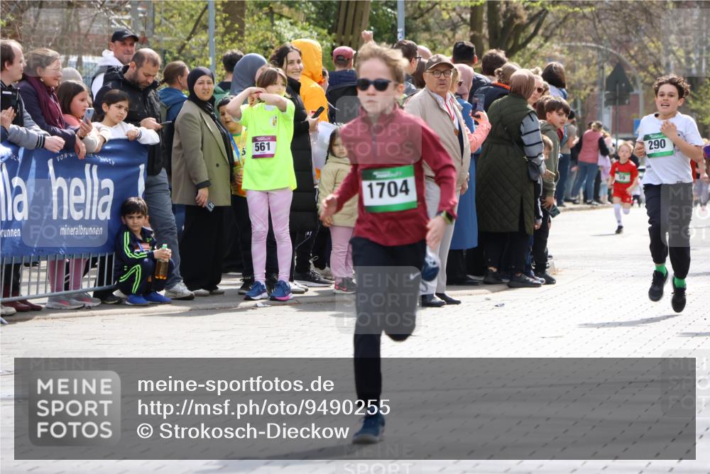 12.04.2026 - 45. Internationalen Wilhelmsburger Insellauf Strokosch-Dieckow http://msf.ph/oto/9490255 12.04.2026 14:33:52 Ziel 1716, 1704, 669, 290, 120 meine-sportfotos.de