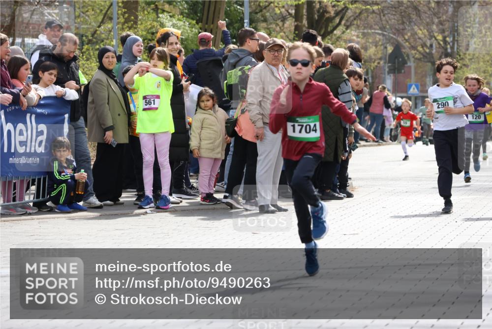 12.04.2026 - 45. Internationalen Wilhelmsburger Insellauf Strokosch-Dieckow http://msf.ph/oto/9490263 12.04.2026 14:33:51 Ziel 1716, 1704, 669, 290, 120 meine-sportfotos.de