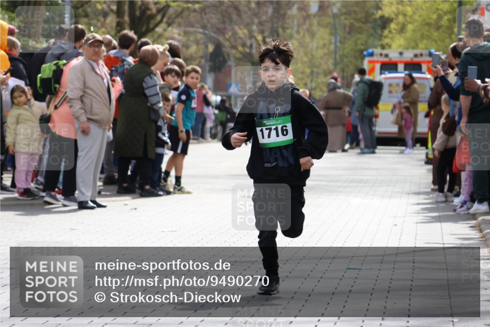 12.04.2026 - 45. Internationalen Wilhelmsburger Insellauf Strokosch-Dieckow http://msf.ph/oto/9490270 12.04.2026 14:33:47 Ziel 457, 1714, 1716, 1704 meine-sportfotos.de