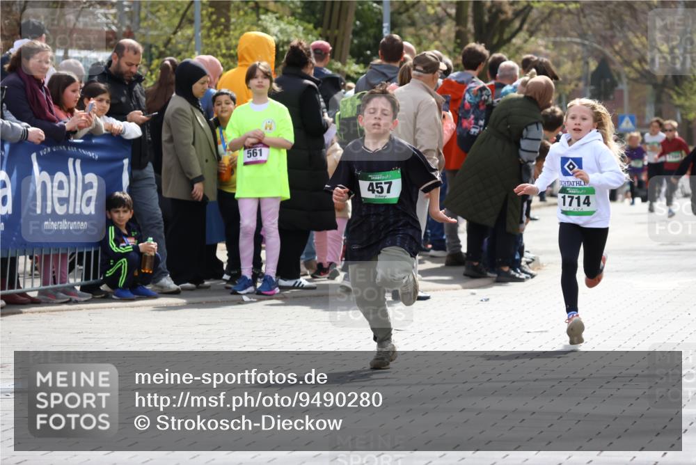 12.04.2026 - 45. Internationalen Wilhelmsburger Insellauf Strokosch-Dieckow http://msf.ph/oto/9490280 12.04.2026 14:33:41 Ziel 610, 72, 671, 457, 1714 meine-sportfotos.de