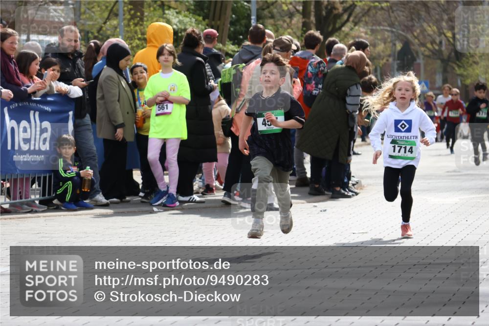 12.04.2026 - 45. Internationalen Wilhelmsburger Insellauf Strokosch-Dieckow http://msf.ph/oto/9490283 12.04.2026 14:33:41 Ziel 610, 72, 671, 457, 1714 meine-sportfotos.de