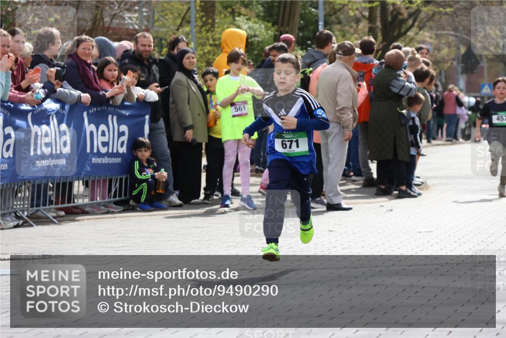 12.04.2026 - 45. Internationalen Wilhelmsburger Insellauf Strokosch-Dieckow http://msf.ph/oto/9490290 12.04.2026 14:33:38 Ziel 610, 72, 671, 457, 1714 meine-sportfotos.de