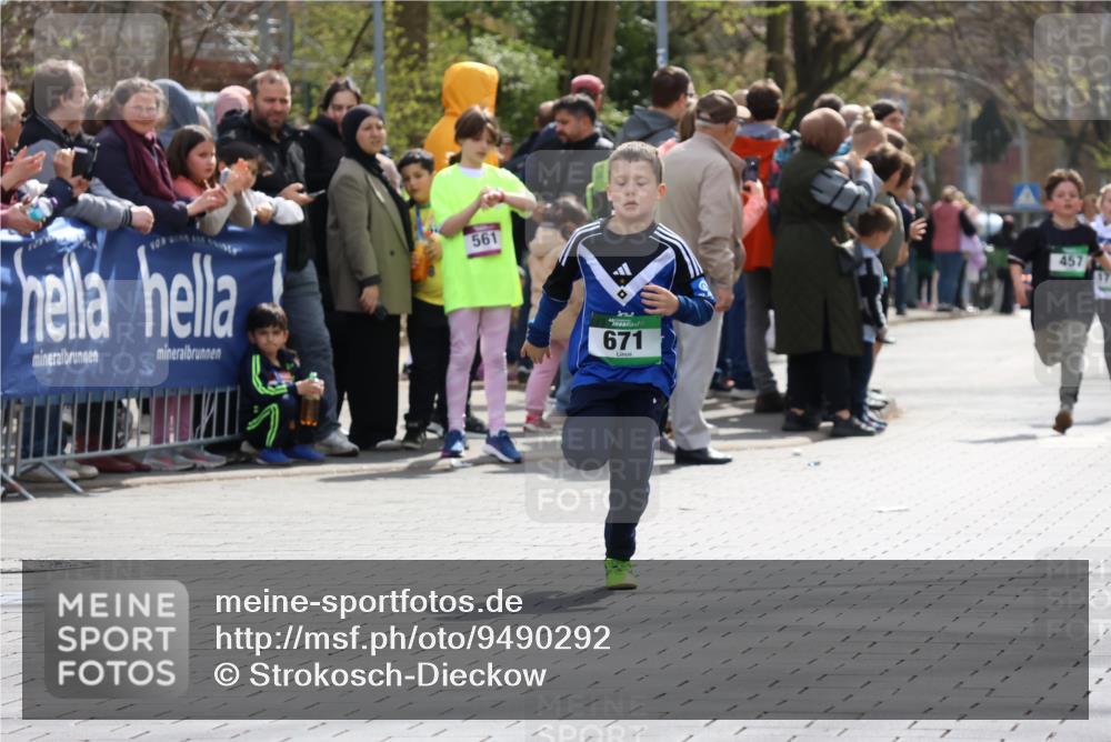 12.04.2026 - 45. Internationalen Wilhelmsburger Insellauf Strokosch-Dieckow http://msf.ph/oto/9490292 12.04.2026 14:33:38 Ziel 610, 72, 671, 457, 1714 meine-sportfotos.de