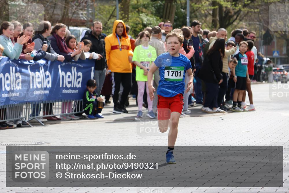 12.04.2026 - 45. Internationalen Wilhelmsburger Insellauf Strokosch-Dieckow http://msf.ph/oto/9490321 12.04.2026 14:33:14 Ziel 1701 meine-sportfotos.de