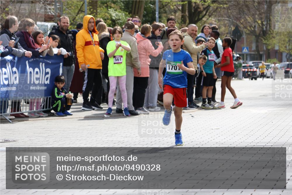 12.04.2026 - 45. Internationalen Wilhelmsburger Insellauf Strokosch-Dieckow http://msf.ph/oto/9490328 12.04.2026 14:33:14 Ziel 1701 meine-sportfotos.de