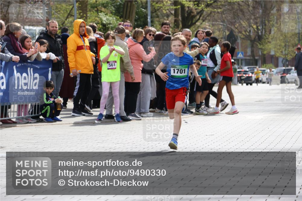 12.04.2026 - 45. Internationalen Wilhelmsburger Insellauf Strokosch-Dieckow http://msf.ph/oto/9490330 12.04.2026 14:33:14 Ziel 1701 meine-sportfotos.de