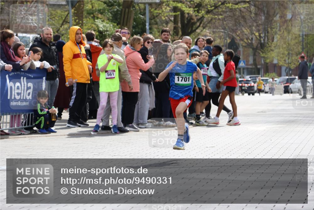 12.04.2026 - 45. Internationalen Wilhelmsburger Insellauf Strokosch-Dieckow http://msf.ph/oto/9490331 12.04.2026 14:33:14 Ziel 1701 meine-sportfotos.de