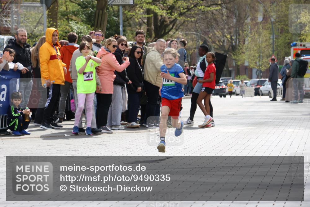 12.04.2026 - 45. Internationalen Wilhelmsburger Insellauf Strokosch-Dieckow http://msf.ph/oto/9490335 12.04.2026 14:33:13 Ziel 1701 meine-sportfotos.de