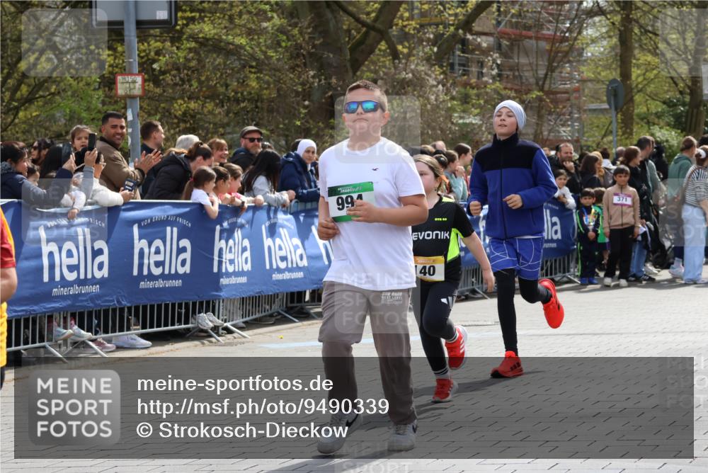 12.04.2026 - 45. Internationalen Wilhelmsburger Insellauf Strokosch-Dieckow http://msf.ph/oto/9490339 12.04.2026 14:22:56 Ziel 569, 766, 1625, 784, 1000, 781, 308, 140, 758 meine-sportfotos.de