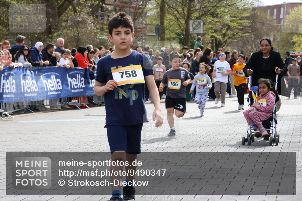 12.04.2026 - 45. Internationalen Wilhelmsburger Insellauf Strokosch-Dieckow http://msf.ph/oto/9490347 12.04.2026 14:22:51 Ziel 68, 757, 755, 765, 569, 766, 1625, 784, 1000, 781, 308, 140 meine-sportfotos.de