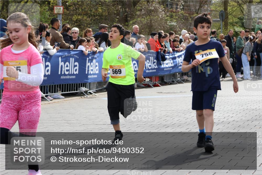 12.04.2026 - 45. Internationalen Wilhelmsburger Insellauf Strokosch-Dieckow http://msf.ph/oto/9490352 12.04.2026 14:22:50 Ziel 779, 68, 757, 755, 765, 569, 766, 1625, 784, 1000, 781, 308 meine-sportfotos.de