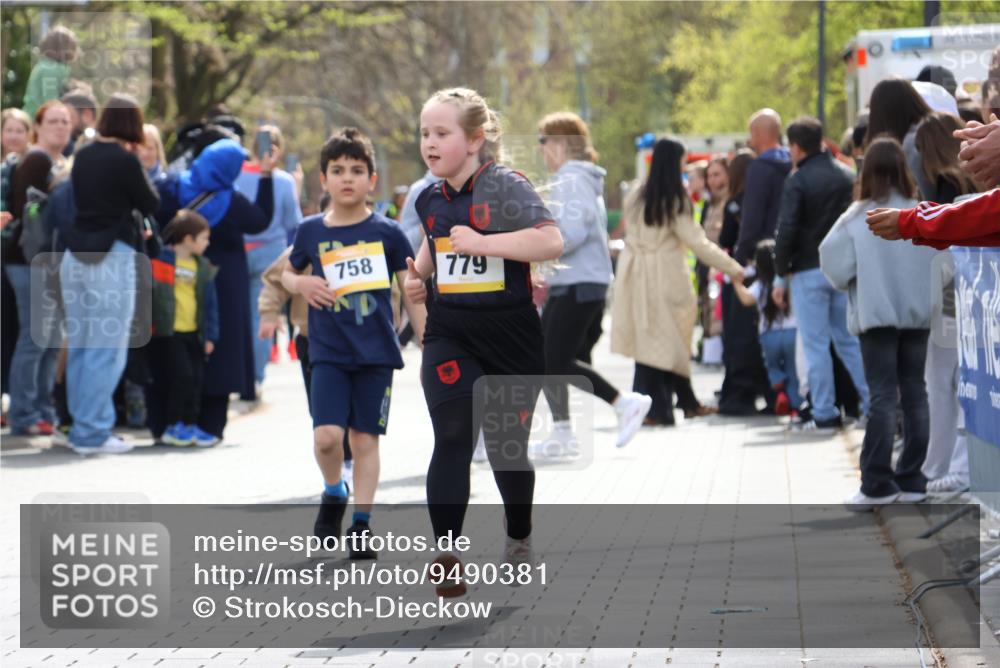 12.04.2026 - 45. Internationalen Wilhelmsburger Insellauf Strokosch-Dieckow http://msf.ph/oto/9490381 12.04.2026 14:22:42 Ziel 327, 1609, 780, 743, 778, 779, 68, 757, 755 meine-sportfotos.de