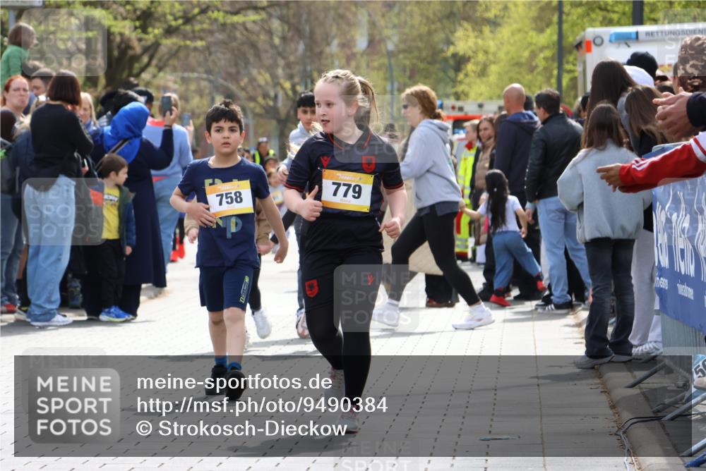 12.04.2026 - 45. Internationalen Wilhelmsburger Insellauf Strokosch-Dieckow http://msf.ph/oto/9490384 12.04.2026 14:22:41 Ziel 327, 1609, 780, 743, 778, 779, 68, 757, 755 meine-sportfotos.de