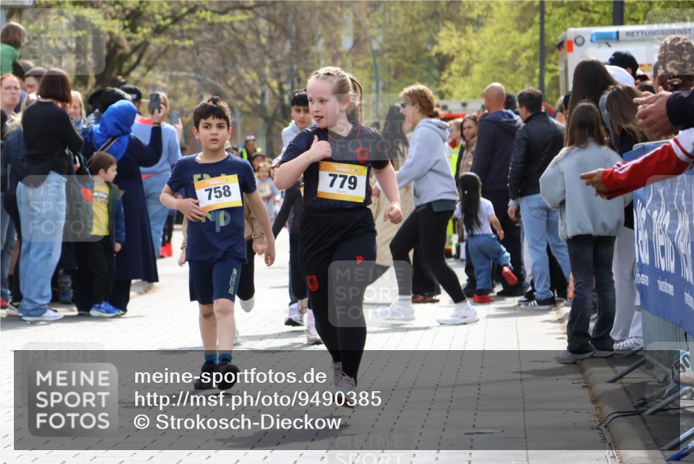 12.04.2026 - 45. Internationalen Wilhelmsburger Insellauf Strokosch-Dieckow http://msf.ph/oto/9490385 12.04.2026 14:22:41 Ziel 327, 1609, 780, 743, 778, 779, 68, 757, 755 meine-sportfotos.de