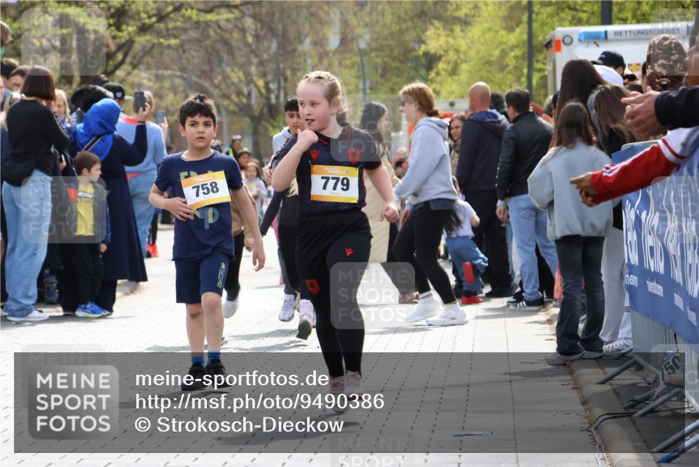 12.04.2026 - 45. Internationalen Wilhelmsburger Insellauf Strokosch-Dieckow http://msf.ph/oto/9490386 12.04.2026 14:22:41 Ziel 327, 1609, 780, 743, 778, 779, 68, 757, 755 meine-sportfotos.de
