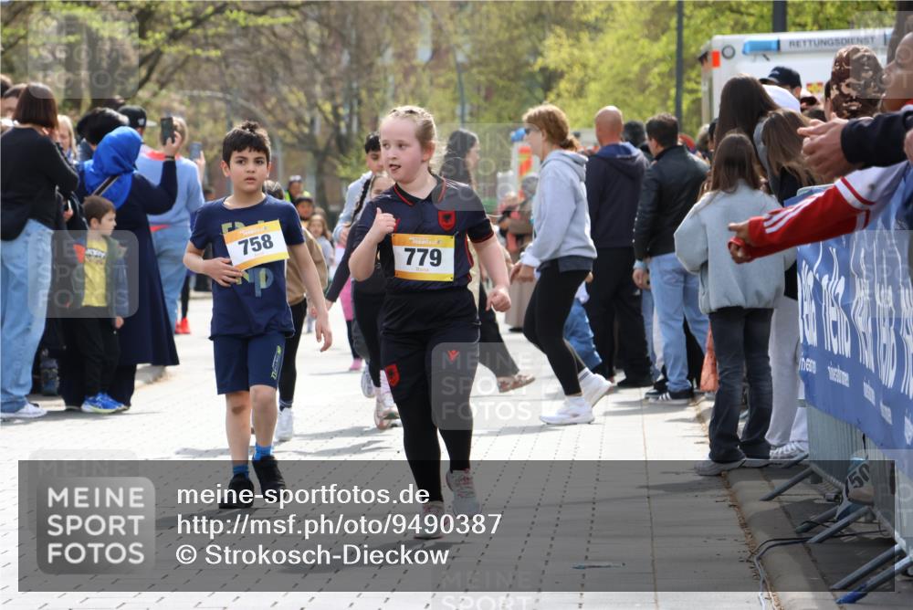 12.04.2026 - 45. Internationalen Wilhelmsburger Insellauf Strokosch-Dieckow http://msf.ph/oto/9490387 12.04.2026 14:22:41 Ziel 327, 1609, 780, 743, 778, 779, 68, 757, 755 meine-sportfotos.de