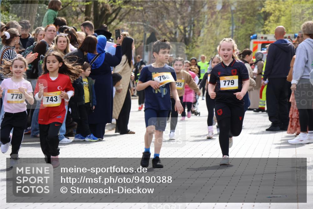12.04.2026 - 45. Internationalen Wilhelmsburger Insellauf Strokosch-Dieckow http://msf.ph/oto/9490388 12.04.2026 14:22:40 Ziel 327, 1609, 780, 743, 778, 779, 68 meine-sportfotos.de
