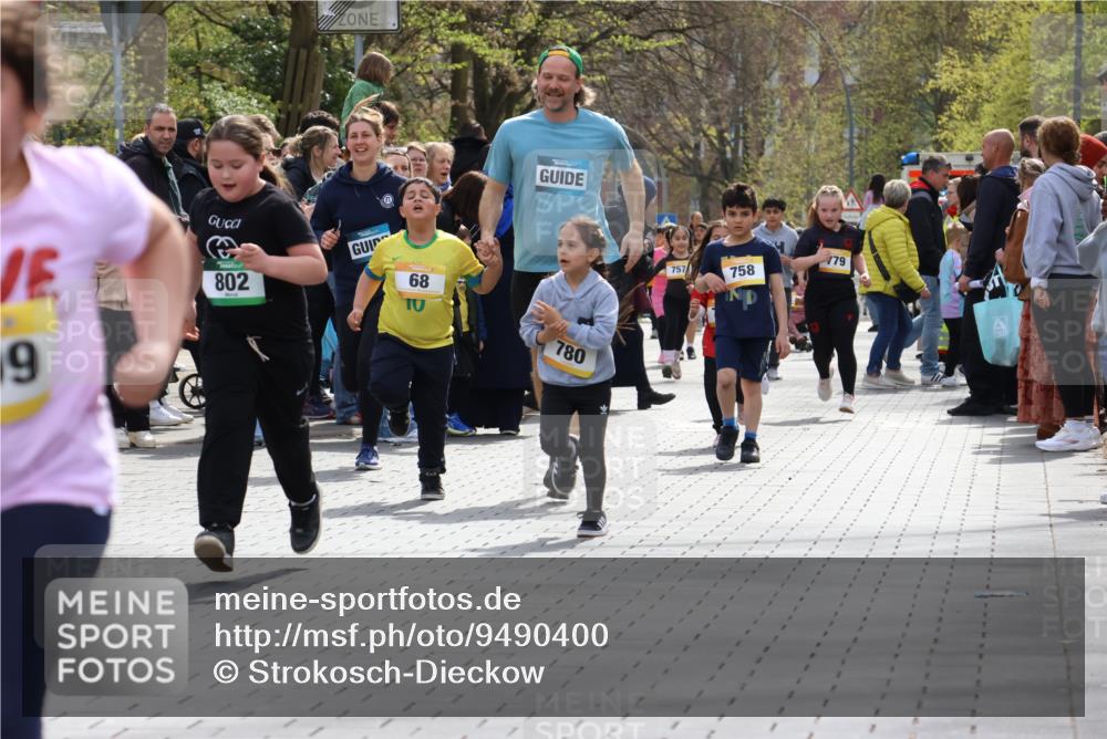 12.04.2026 - 45. Internationalen Wilhelmsburger Insellauf Strokosch-Dieckow http://msf.ph/oto/9490400 12.04.2026 14:22:36 Ziel 670, 327, 1609, 780 meine-sportfotos.de