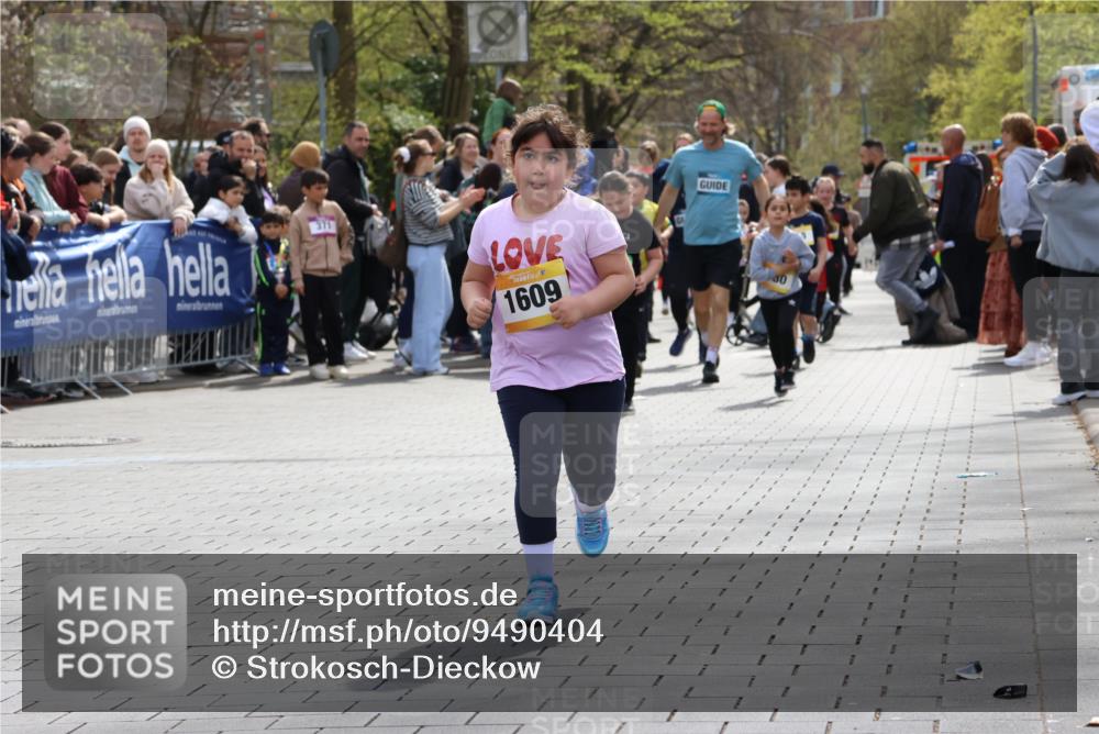 12.04.2026 - 45. Internationalen Wilhelmsburger Insellauf Strokosch-Dieckow http://msf.ph/oto/9490404 12.04.2026 14:22:35 Ziel 670, 327, 1609 meine-sportfotos.de