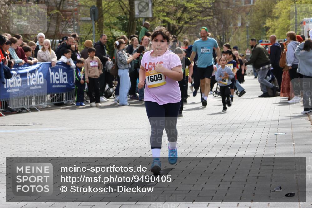 12.04.2026 - 45. Internationalen Wilhelmsburger Insellauf Strokosch-Dieckow http://msf.ph/oto/9490405 12.04.2026 14:22:35 Ziel 670, 327, 1609 meine-sportfotos.de