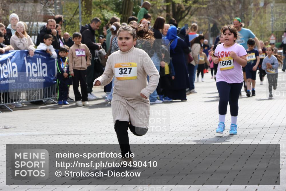12.04.2026 - 45. Internationalen Wilhelmsburger Insellauf Strokosch-Dieckow http://msf.ph/oto/9490410 12.04.2026 14:22:33 Ziel 555, 1629, 56, 670, 327, 1609 meine-sportfotos.de