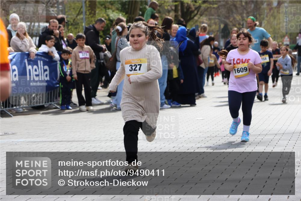 12.04.2026 - 45. Internationalen Wilhelmsburger Insellauf Strokosch-Dieckow http://msf.ph/oto/9490411 12.04.2026 14:22:32 Ziel 555, 1629, 56, 670, 327 meine-sportfotos.de