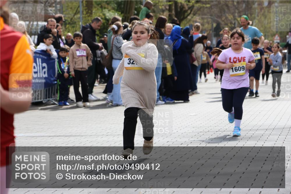 12.04.2026 - 45. Internationalen Wilhelmsburger Insellauf Strokosch-Dieckow http://msf.ph/oto/9490412 12.04.2026 14:22:32 Ziel 555, 1629, 56, 670, 327 meine-sportfotos.de