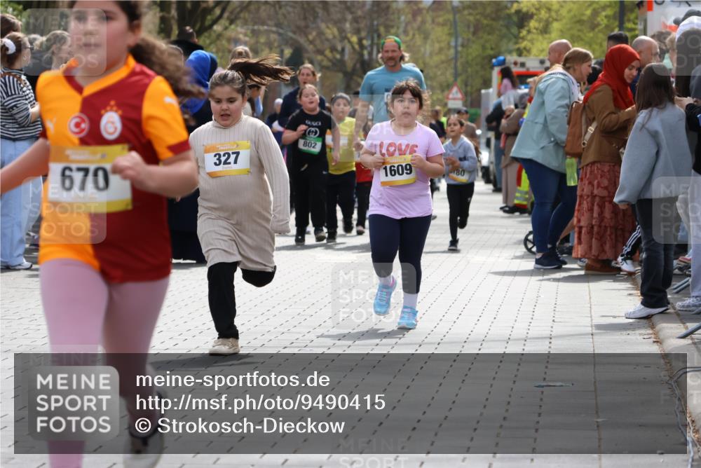 12.04.2026 - 45. Internationalen Wilhelmsburger Insellauf Strokosch-Dieckow http://msf.ph/oto/9490415 12.04.2026 14:22:31 Ziel 315, 973, 555, 1629, 56, 670, 327 meine-sportfotos.de