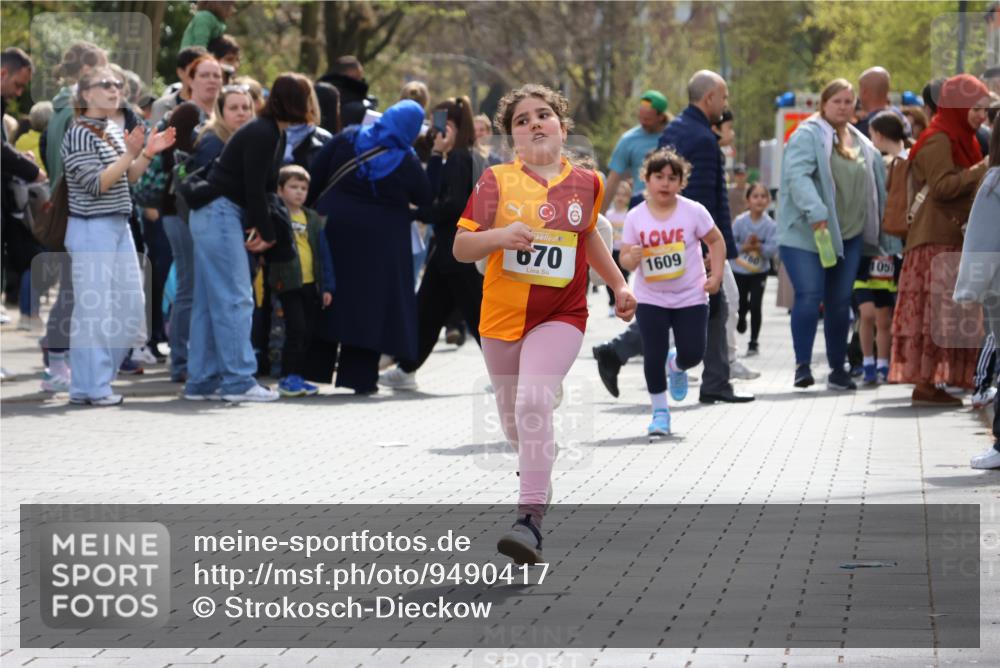 12.04.2026 - 45. Internationalen Wilhelmsburger Insellauf Strokosch-Dieckow http://msf.ph/oto/9490417 12.04.2026 14:22:30 Ziel 559, 315, 973, 555, 1629, 56, 670, 327 meine-sportfotos.de