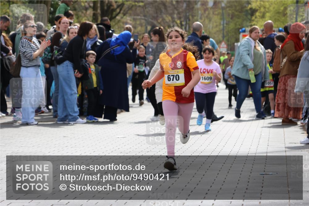 12.04.2026 - 45. Internationalen Wilhelmsburger Insellauf Strokosch-Dieckow http://msf.ph/oto/9490421 12.04.2026 14:22:29 Ziel 761, 559, 315, 973, 555, 1629, 56, 670 meine-sportfotos.de