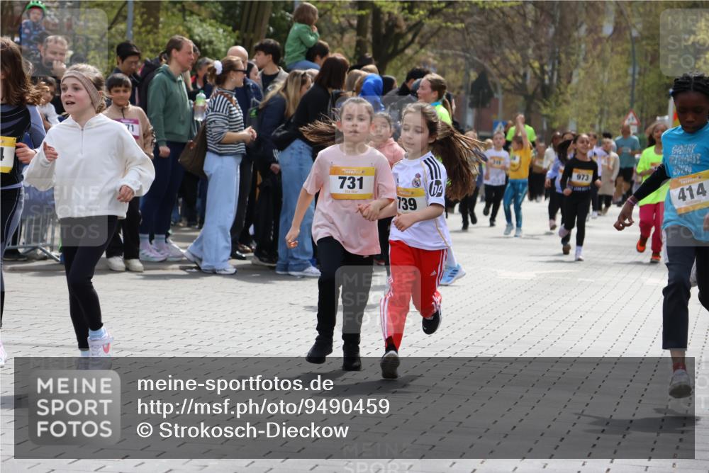 12.04.2026 - 45. Internationalen Wilhelmsburger Insellauf Strokosch-Dieckow http://msf.ph/oto/9490459 12.04.2026 14:22:13 Ziel 1615, 289, 668, 926, 981, 1620, 414, 805, 272, 124, 731, 739 meine-sportfotos.de