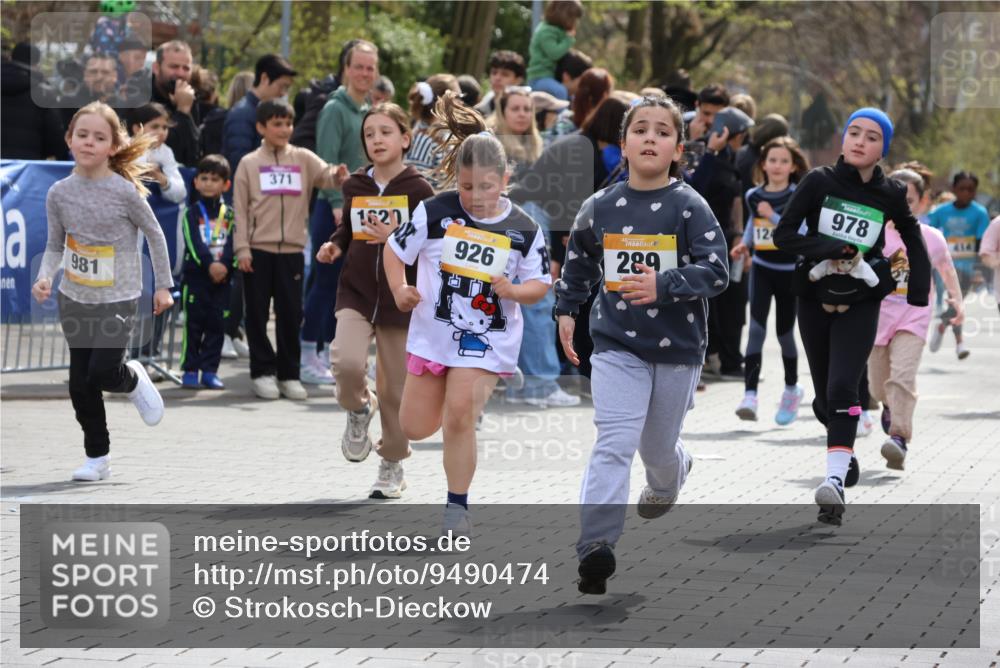 12.04.2026 - 45. Internationalen Wilhelmsburger Insellauf Strokosch-Dieckow http://msf.ph/oto/9490474 12.04.2026 14:22:08 Ziel 695, 798, 971, 807, 685, 794, 1615, 289, 668, 926, 981, 1620, 414, 805, 272 meine-sportfotos.de