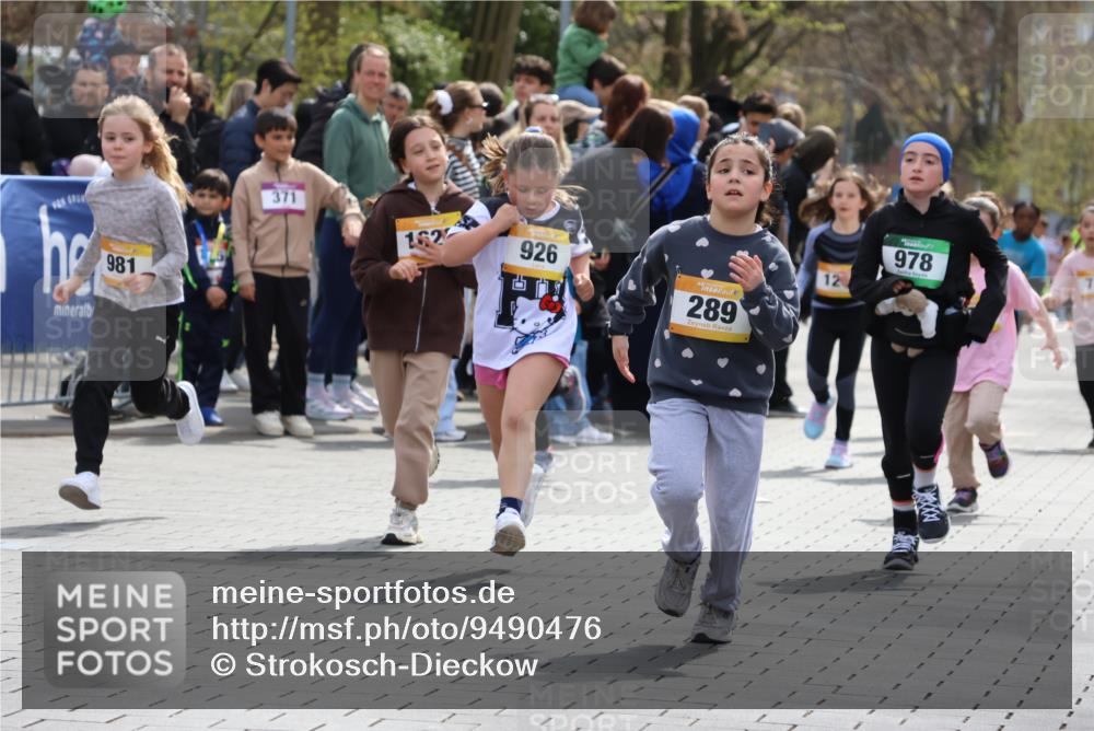 12.04.2026 - 45. Internationalen Wilhelmsburger Insellauf Strokosch-Dieckow http://msf.ph/oto/9490476 12.04.2026 14:22:08 Ziel 695, 798, 971, 807, 685, 794, 1615, 289, 668, 926, 981, 1620, 414, 805, 272 meine-sportfotos.de