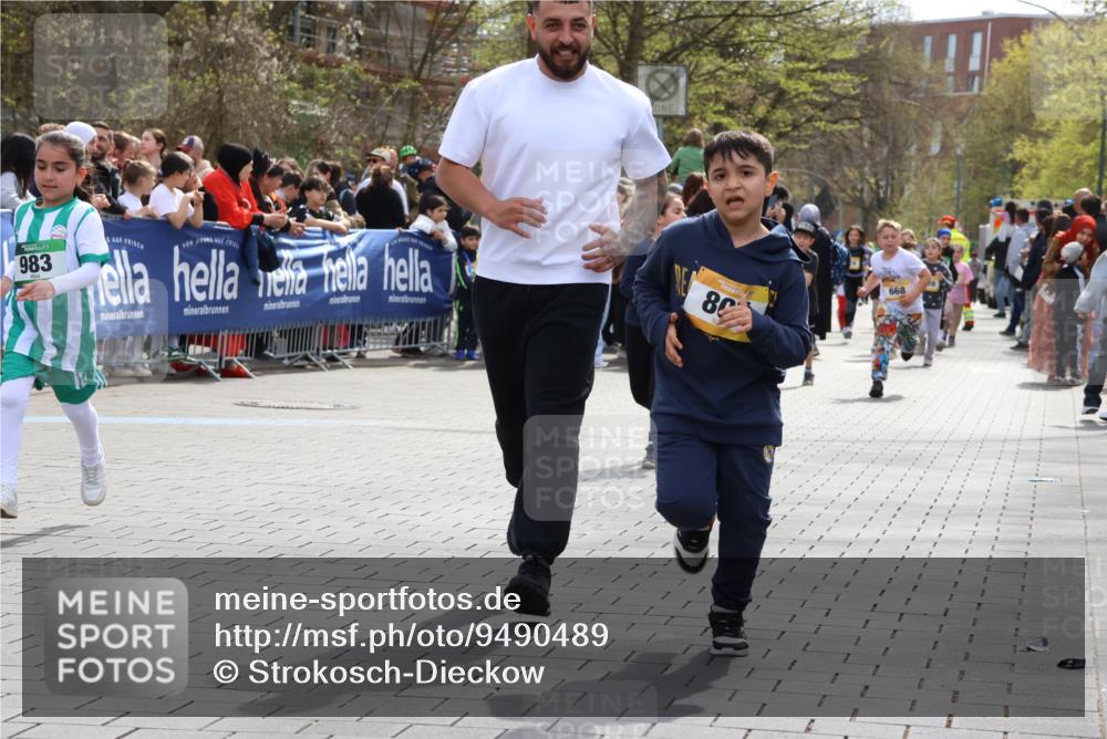 12.04.2026 - 45. Internationalen Wilhelmsburger Insellauf Strokosch-Dieckow http://msf.ph/oto/9490489 12.04.2026 14:22:03 Ziel 924, 824, 227, 636, 612, 321, 695, 798, 971, 807, 685, 794, 1615, 289, 668 meine-sportfotos.de
