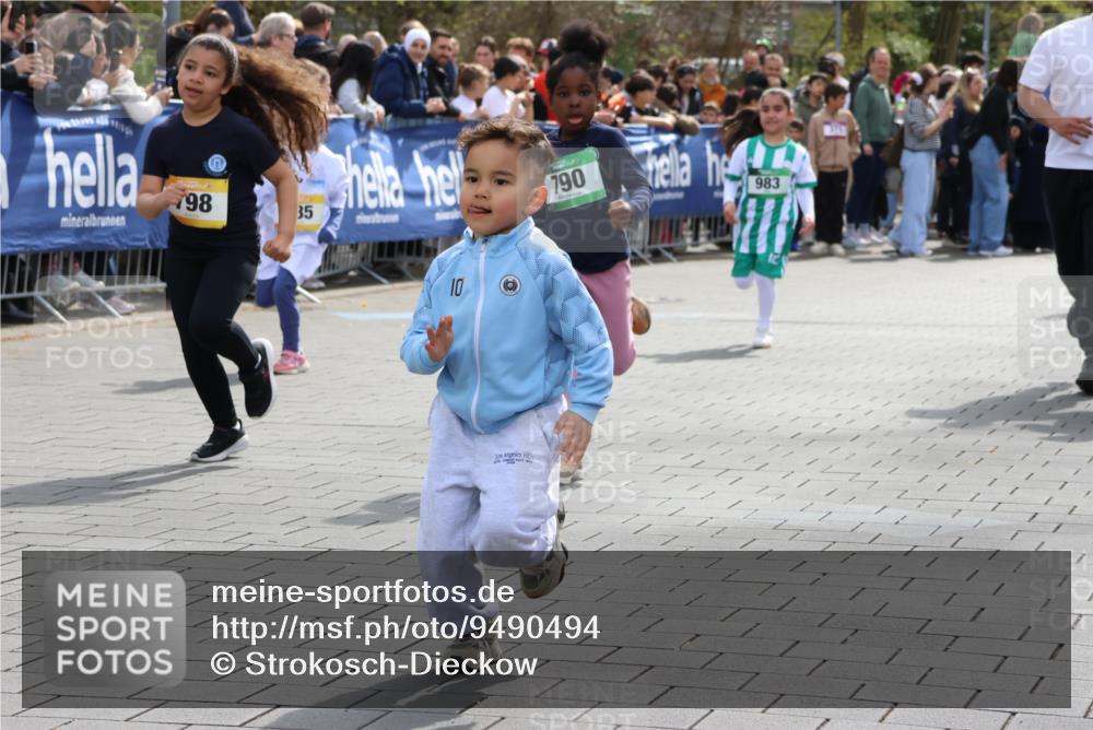 12.04.2026 - 45. Internationalen Wilhelmsburger Insellauf Strokosch-Dieckow http://msf.ph/oto/9490494 12.04.2026 14:22:01 Ziel 409, 595, 673, 924, 824, 227, 636, 612, 321, 695, 798, 971, 807, 685, 794 meine-sportfotos.de