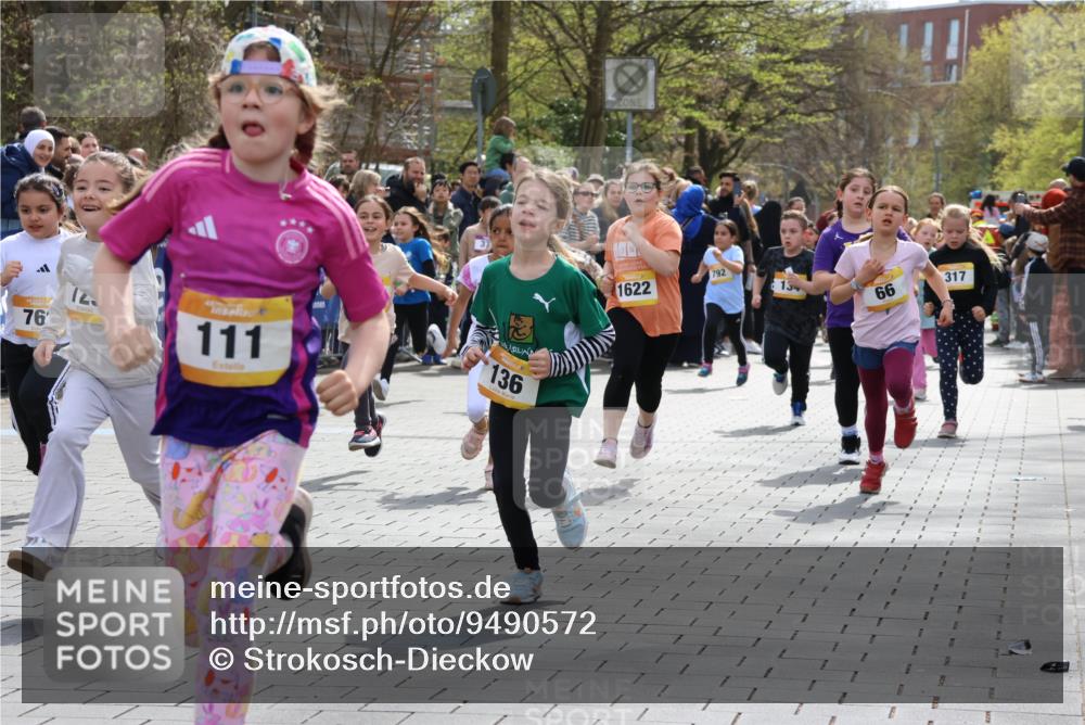 12.04.2026 - 45. Internationalen Wilhelmsburger Insellauf Strokosch-Dieckow http://msf.ph/oto/9490572 12.04.2026 14:21:42 Ziel 558, 267, 657, 698, 678, 279, 960, 838, 234, 111, 66, 136, 729, 769, 646, 159, 1622, 317, 283, 134, 316, 792, 763, 255, 65, 1617 meine-sportfotos.de